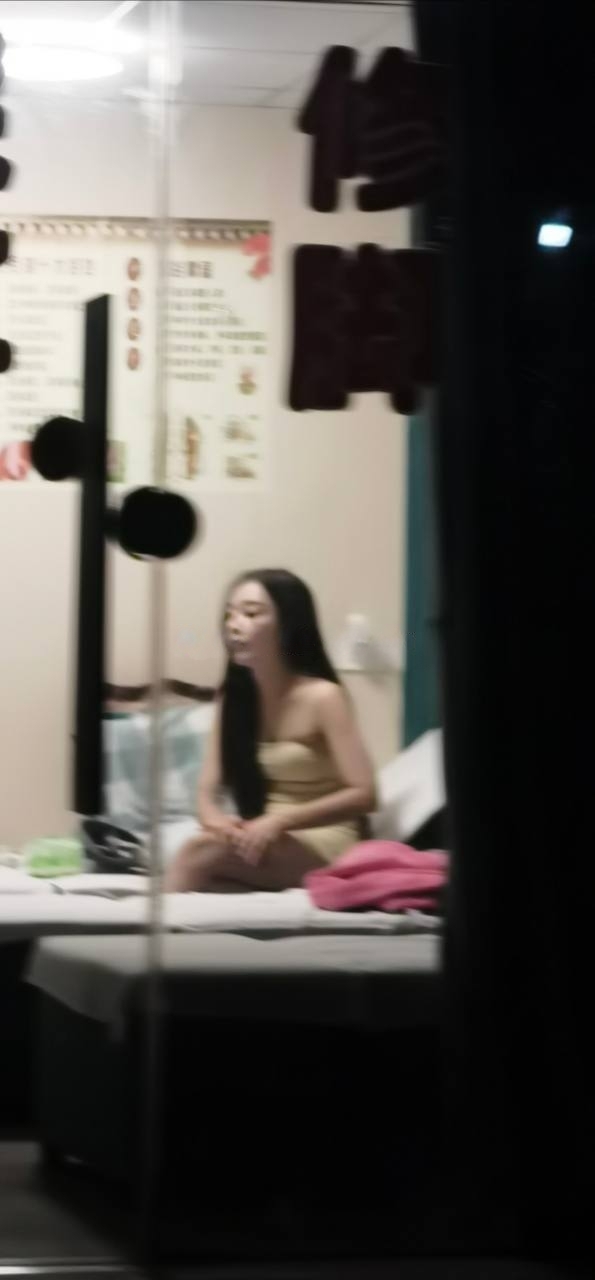 鼓楼虹桥加油站往里走邻里超市隔